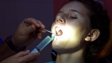 Dişçiyle şırınga iğne yapar diş çene cerrahisi önce kanal dezenfeksiyon