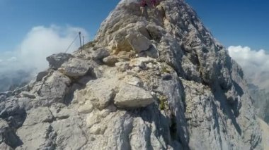 Dağcı pov kayalık dağ Zirvesi Triglav Julian Alps sıradağları üzerinde tırmanma seferi için