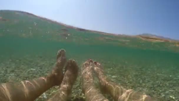 Paar Sommerurlaub Tauscht Liebesgefühle Aus Sitzt Flachen Meerwasser Mit Peelings — Stockvideo