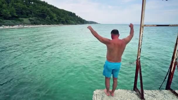 Ελκυστικός Άνθρωπος Πηδάει Στο Νερό — Αρχείο Βίντεο