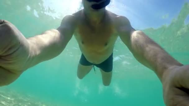 Selfie Portret Van Divere Man Met Snorkel Masker Verlicht Door — Stockvideo