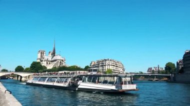 Paris'te Notre Dame Katedrali yakınında Seine On Turist Riverboat Travels