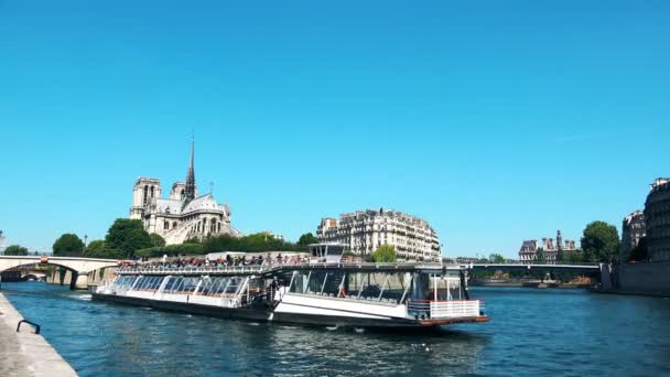 Touristisches Flussboot Fährt Auf Der Seine Der Nähe Der Kathedrale — Stockvideo