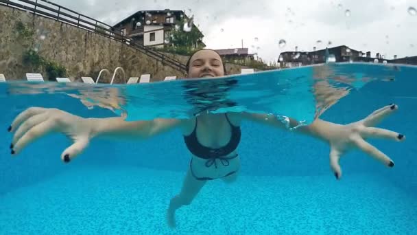 Adolescente Feliz Con Frenos Dientes Sonriendo Cámara Nadando Piscina Gopro — Vídeos de Stock
