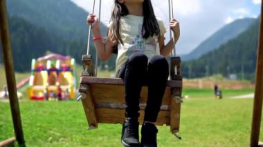 Oyun Alanında Swing Set Mutlu Küçük Kız Düşük Açı Görünümü, Yavaş Mogion sinematik dof