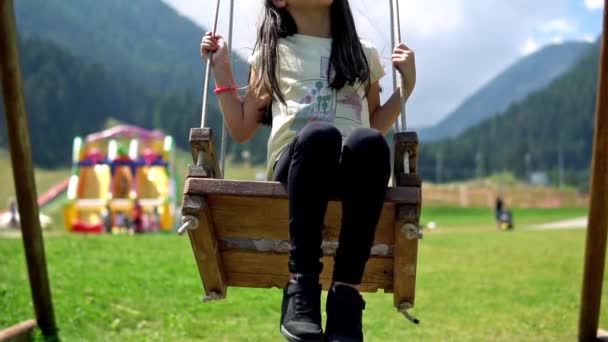 Alacsony Szög Kilátás Boldog Kis Lány Swing Beállítása Játszótér Lassú — Stock videók