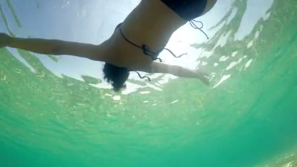 Submarino Ángulo Trekking Hasta Mujer Nadando Turquesa Océano Agua — Vídeo de stock