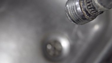 Kirli musluk, lavabo, drenaj ve damlama su, sinematik arka plan, Düden musluk gelen odak değişim