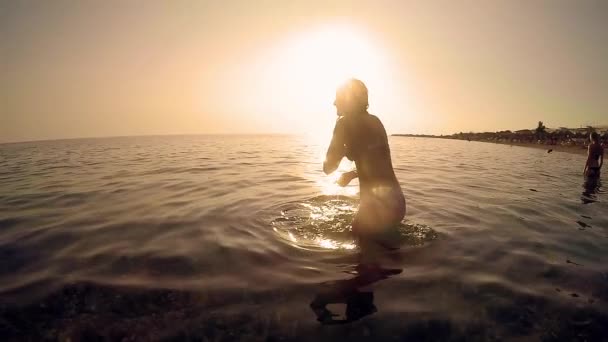夏天的乐趣 剪影青少年扔石头跳在水面上 慢动作 — 图库视频影像