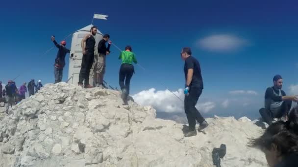 斯洛文尼亚最高峰的顶端 特里格拉夫 和天气一般一样 有很多游客 — 图库视频影像