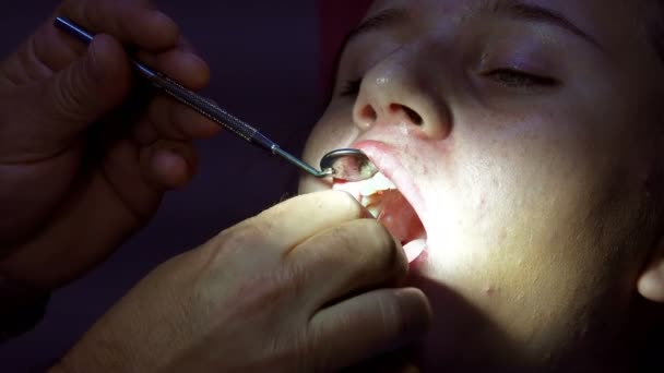 牙医做针头引流病人的牙齿 — 图库视频影像