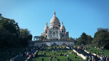 İnsanlar turist oturup dinlenme üzerinde merdiven altında Sacre Coeur Bazilikası'na içinde Paris Montmartre, sinema çekim