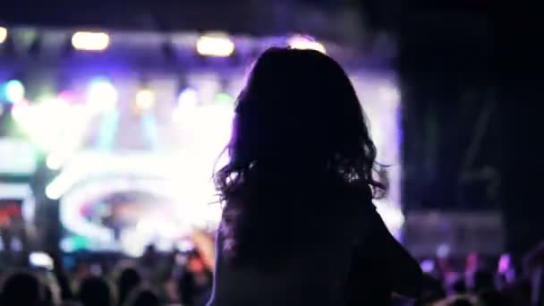 Silhouette Fille Aux Cheveux Bouclés Assis Sur Épaule Profitant Concert — Video