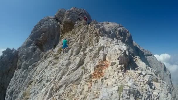 Ορειβάτης Pov Από Την Κάμερα Τοποθετημένη Στο Κράνος Από Την — Αρχείο Βίντεο