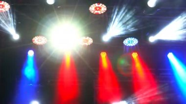 Canlı konser salonunda sahne reflektör led ışıkları.