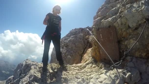 Alpinista Pov Cámara Montada Casco Expedición Escalada Cima Montaña Más — Vídeo de stock