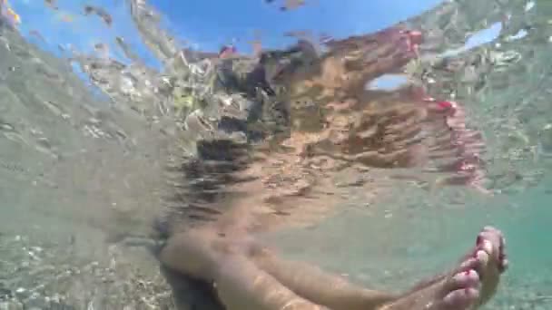 Weibliche Füße Entspannen Schweben Flachen Wasser Des Meeres Sommerurlaubskonzept Halb — Stockvideo