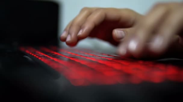 Beveiliging Van Computer Hand Typen Rode Toetsenbord — Stockvideo