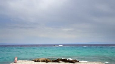 Yunanistan 'da Akdeniz turkuvaz suyunda deniz jeti kayağı ile gezen insanlar tatilde