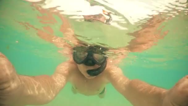 Yüzeyinde Yüzen Adamın Selfie Gopro Kubbesi Atışı — Stok video