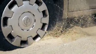 Çıkrık bir deniz plaj kum sıkışmış bir araba