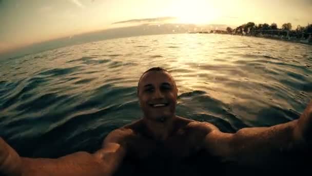 Selfie Hombre Feliz Sonriendo Divirtiéndose Disfrutando Vacaciones Verano Atardecer Amanecer — Vídeo de stock