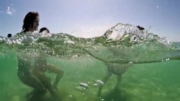 人们在湖中互相飞溅的肖像 戈波圆顶半水下景观 慢动作 — 图库视频影像