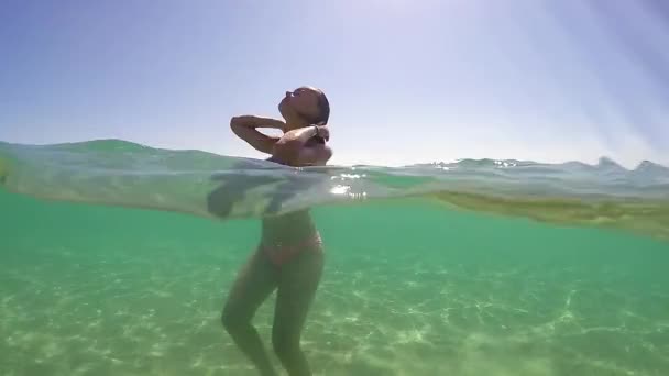 Portret Van Mode Meisje Het Maken Van Kapsel Zeewater Gopro — Stockvideo