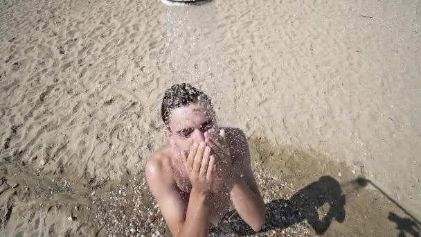 Muž Osprchování Pláži Pomalý Pohyb — Stock video