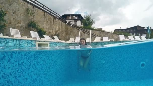 Media Vista Submarina Natación Feliz Adolescente Con Pelo Largo Sonriendo — Vídeo de stock