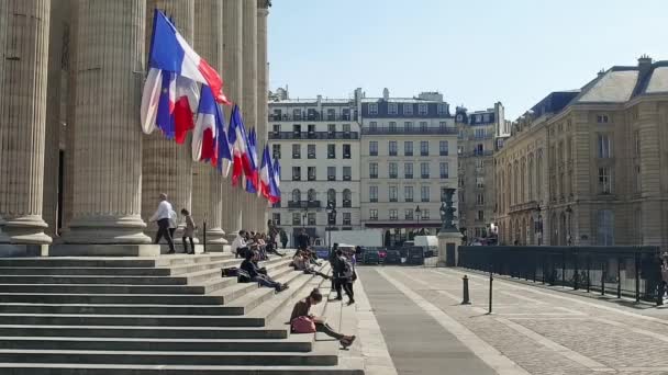 Turystyczna Ludzie Siedzący Schodach Przed Panteon Słoneczny Dzień Paryżu Francuski — Wideo stockowe