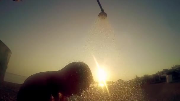 Чоловік Приймає Душ Відкритому Повітрі Пляжі Світлі Заходу Сонця Слют — стокове відео