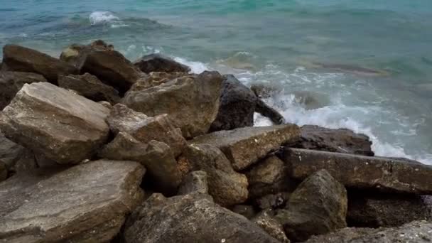 Golven Breken Een Stenen Strand Vormen Een Spray — Stockvideo