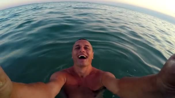 Selfie Hombre Guapo Disfrutando Vacaciones Verano Jugando Girando Agua Atardecer — Vídeo de stock