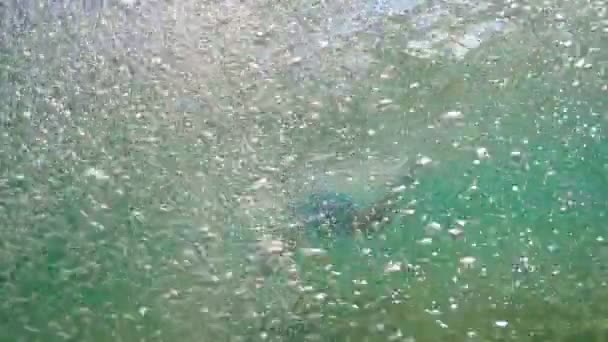 水泳から水中の泡 フォロー ショット — ストック動画