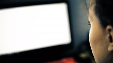 Sosyal ağ fotoğraf arama, ofis içinde kadın çalışma alanı üzerinde dizüstü bilgisayar