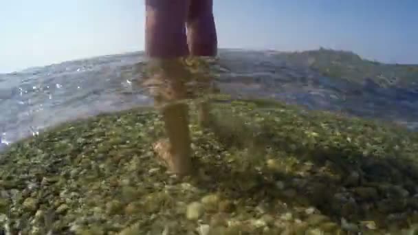 Gopro 해변에 카메라 쪽으로 물에서 비키니 — 비디오