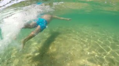 Şnorkel maskeli adam sahte deniz hazinesi bulmak