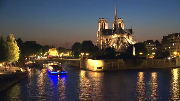 Notre Dame París Atardecer Luz Nocturna Anochecer Iluminada Pasajeros Turísticos — Vídeos de Stock