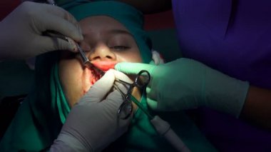 Oral cerrahi, cerrahi iğne ile yarayı dikiş