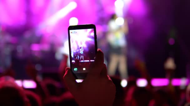 Bijgesneden Handen Fotograferen Door Middel Van Slimme Telefoons Tijdens Muziekfestival — Stockvideo