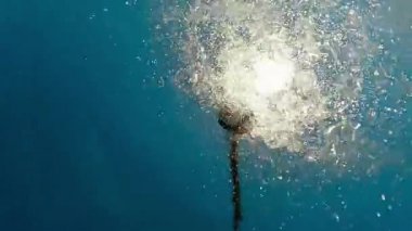 Beach duş su damlaları mavi gökyüzü, ağır çekim kamera düşüyor