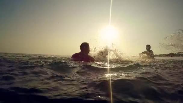 Silhouetten Van Gelukkige Familie Speelt Oceaan Opspattend Water Bij Zonsondergang — Stockvideo