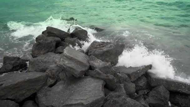 Fondo Naturaleza Olas Mar Ásperas Chapotean Piedras Rocosas Costa Moción — Vídeos de Stock