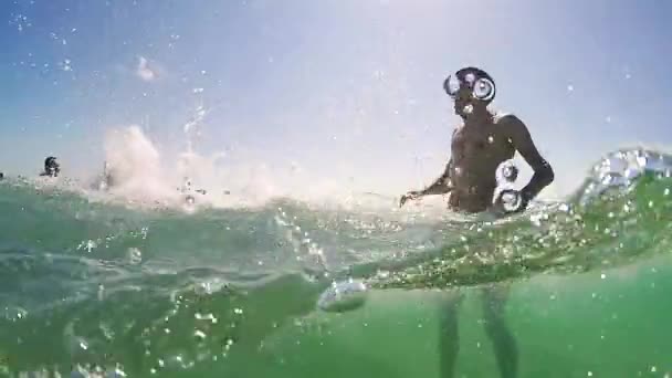 Grupo Jóvenes Felices Rociando Salpicando Playa Hermoso Día Verano Gopro — Vídeos de Stock