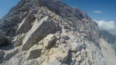 Dağcı pov Julian Alps sıradağları üzerinde Triglav kayalık zirveye tırmanış seferi için