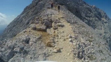 Sefer en yüksek dağ Slovenya - Triglav, 2864 m, üstüne yaz sonu tırmanma üzerinden Miğferde dağcı pov--dan fotoğraf makinesi monte