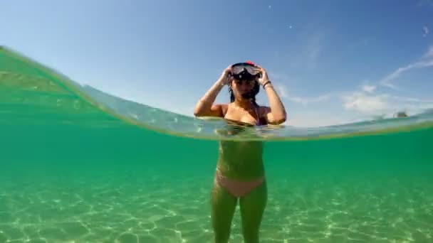 十几岁的女孩戴面具 去水下浮潜 戈普罗圆顶半水下视图 — 图库视频影像