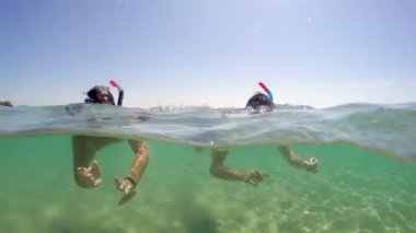 Güzel genç çift, eğlenmek şnorkel denizde gopro kubbe vurdu