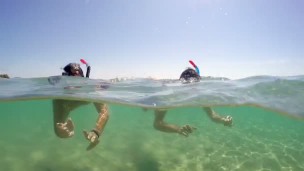 Hermosa Pareja Joven Divirtiéndose Mar Haciendo Snorkel Gopro Dome Shot — Vídeo de stock